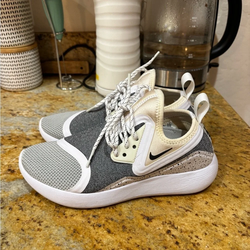 Nike lunarcharge size 6